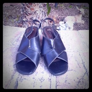 Liz Claiborne Clogs Black. Leather. FLEX